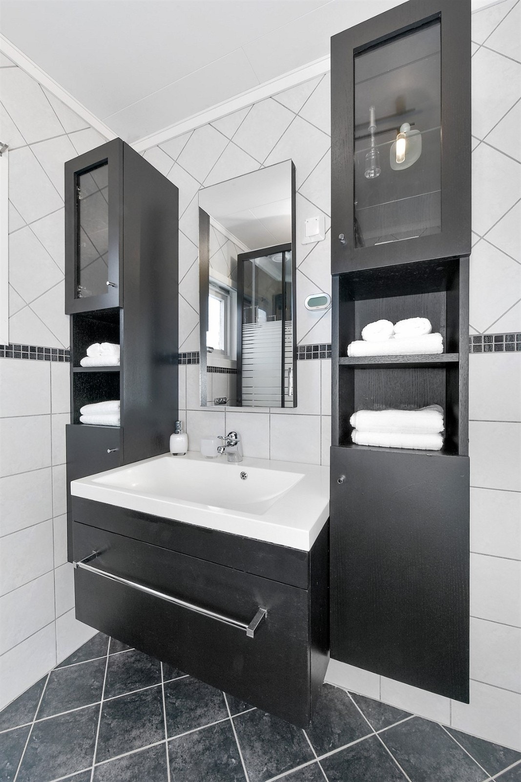 Badet i andre etasje er utstyrt med lyse fliser på vegg og grå gulvfliser med varmekabler. Galleribilde