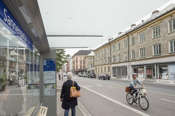 Busstopp i Sannergata. Ligger rett ved Ringen Kino. Trikken stopper "rett" utenfor. Galleribilde