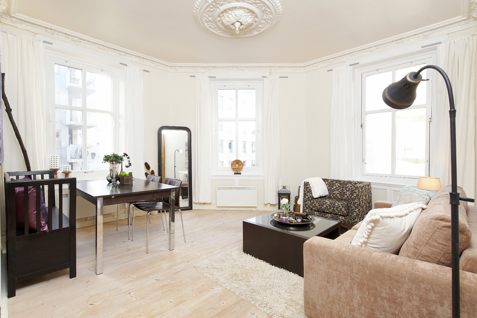 Stue med vinduer mot tre kanter Galleribilde