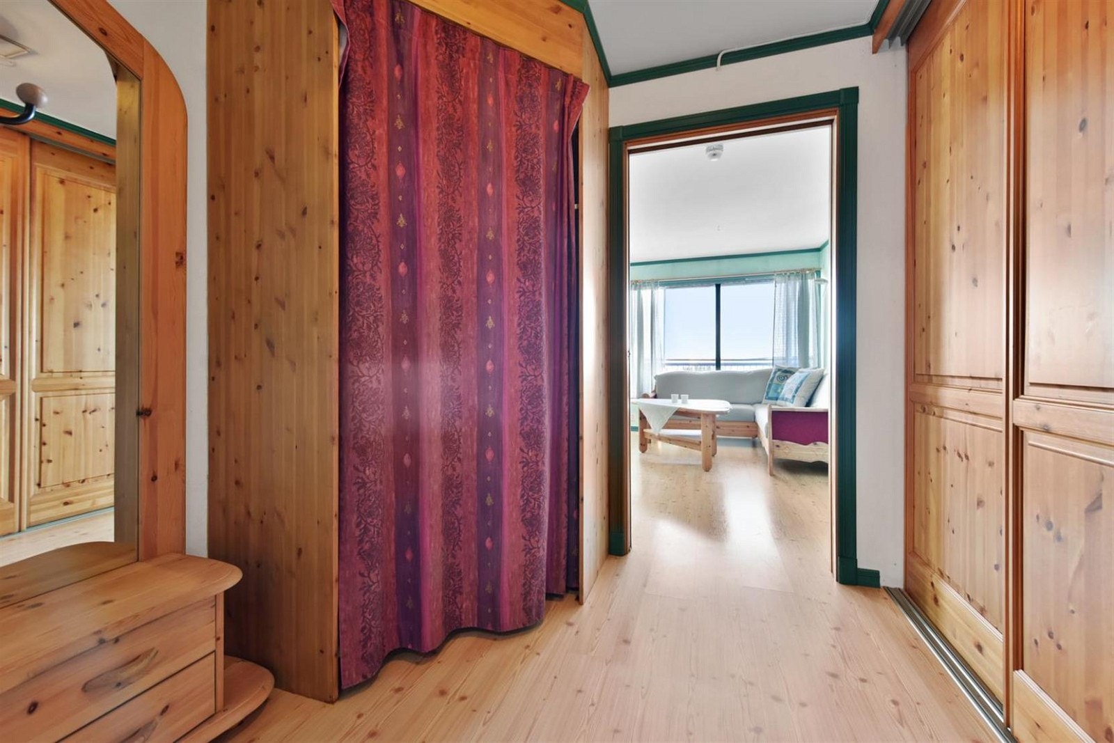 I entréen er det god skapplass. Galleribilde