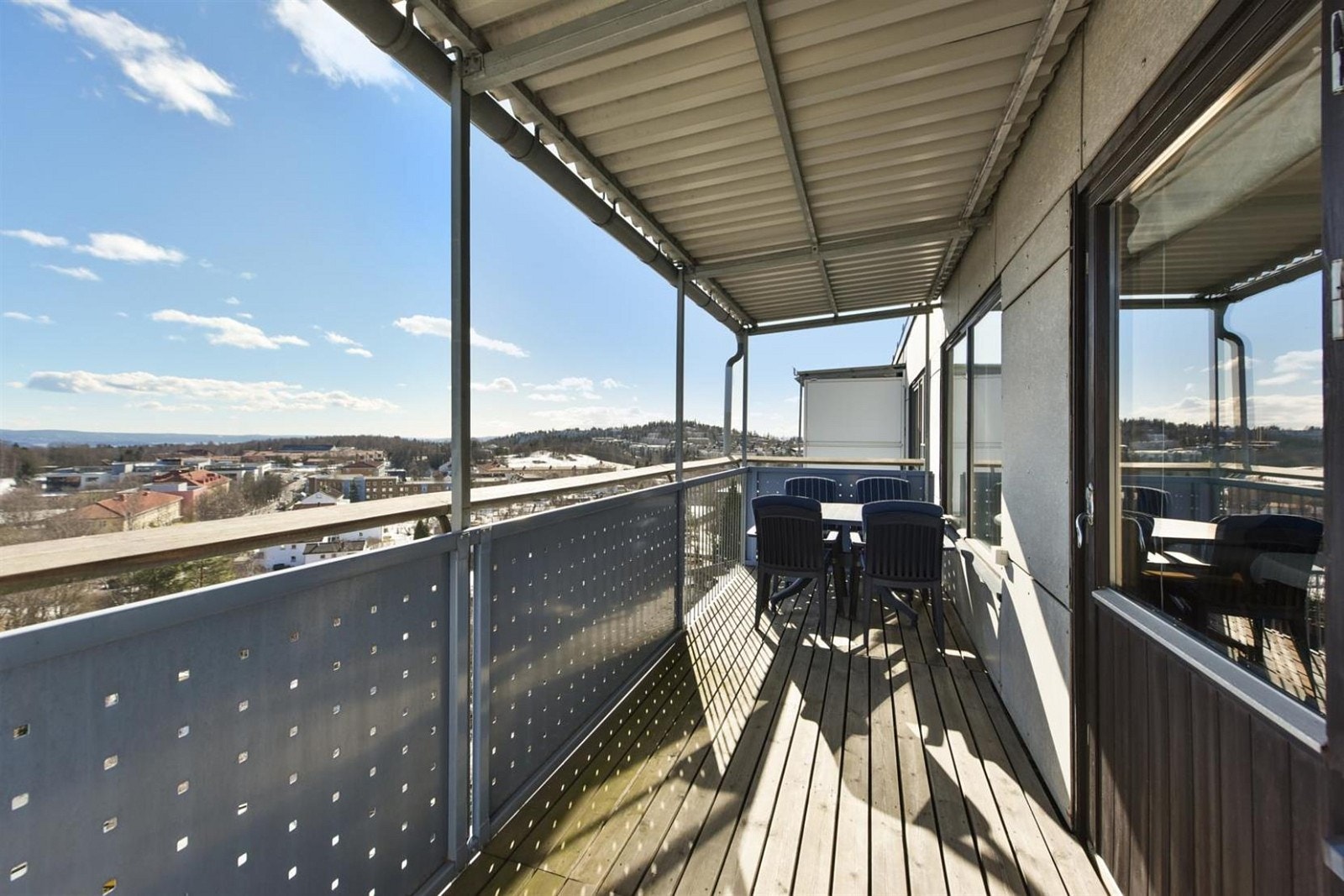 Fra stuen er det utgang til en flott, solrik balkong med fantastisk utsikt. Galleribilde