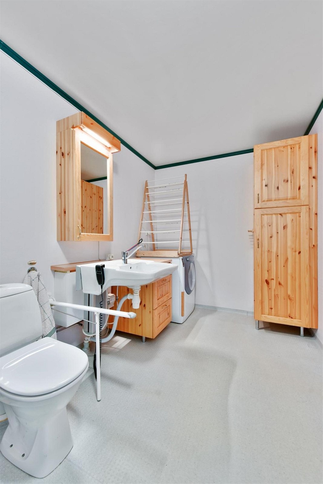 Spesialtoalett med armstøtte. Galleribilde