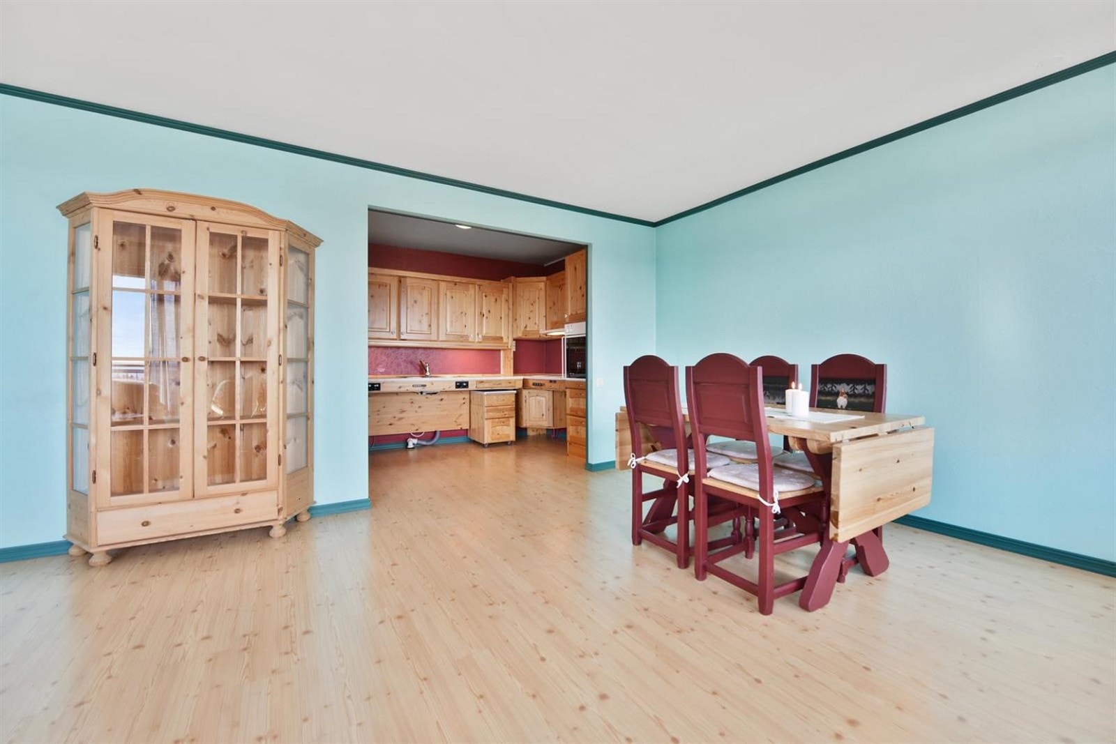 Kjøkkenet ligger i tilknytning til stuen. Galleribilde