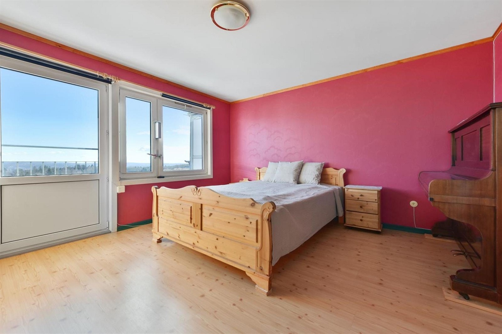 Stort og lyst soverom med skapplass. Galleribilde