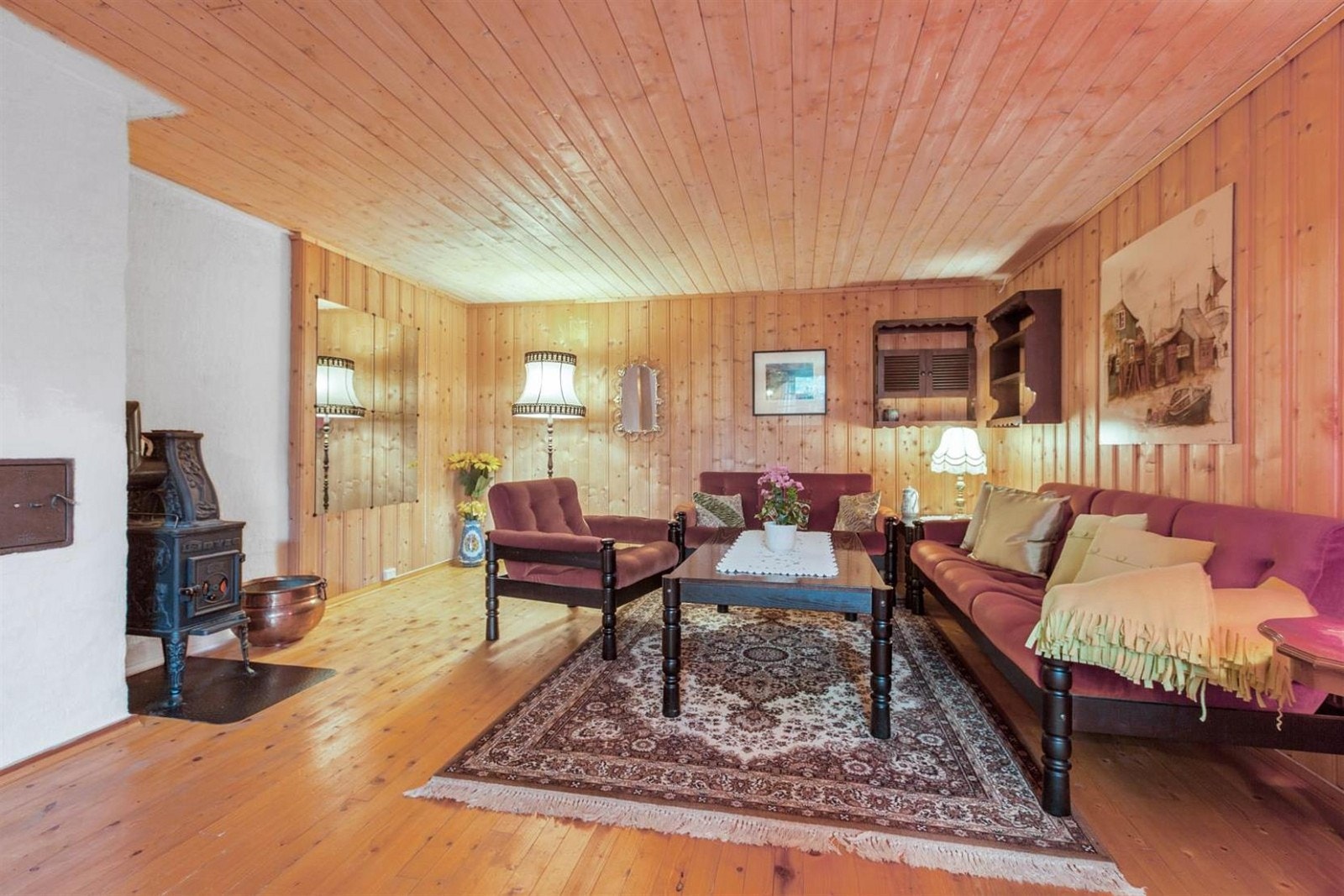 I underetasjen er det en romslig og koselig kjellerstue med god plass for møblement, noe som gir ekstra spillerom og privatliv for barnefamilier. Galleribilde