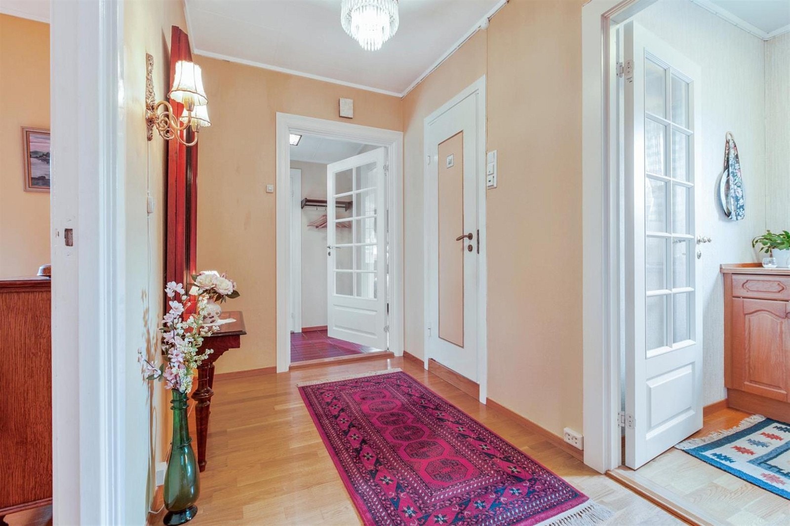 Eneboligen har innbruddsikker inngangsdør i teak som leder inn til en lys og fin entré. Entreen er praktisk innredet med åpen garderobeløsning, og gir et godt førsteinntrykk av boligen. Galleribilde