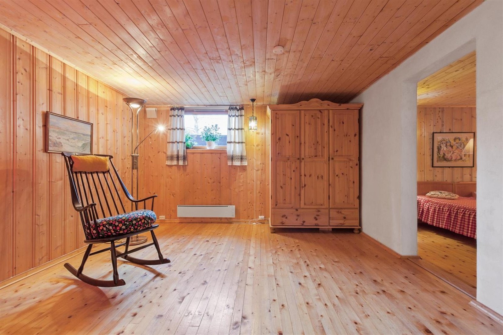 Stuen har bl.a. en klassisk vedovn som varmer godt på kalde kvelder, samt trepanel på både gulv og i himling. Galleribilde