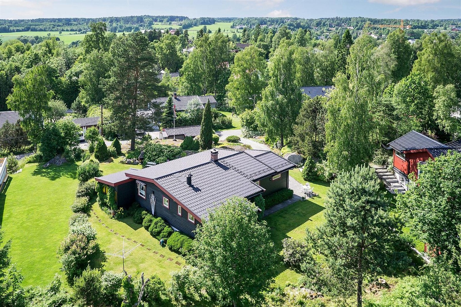 Eiendommen ligger tilbaketrukket og usjenert til, i et attraktiv og meget sentralt boligområde på Ellingsrud i Ski kommune. Det er gangavstand til Ski sentrums servicetilbud og fasiliteter, samt skoler, barnehager og offentlig kommunikasjon. Galleribilde