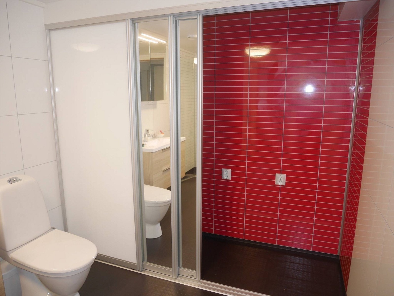 Smart skyvedør med speil som skjuler vaskemaskin/tørketrommel. Kombi vask/tørk følger med. Galleribilde