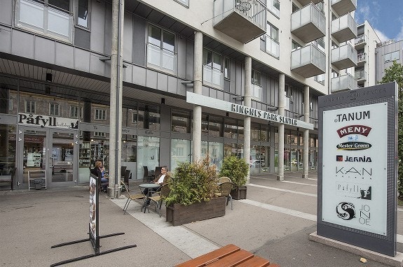 Ringen Kino er nesten rett over gata. Flere matbutikker i nærheten. Galleribilde