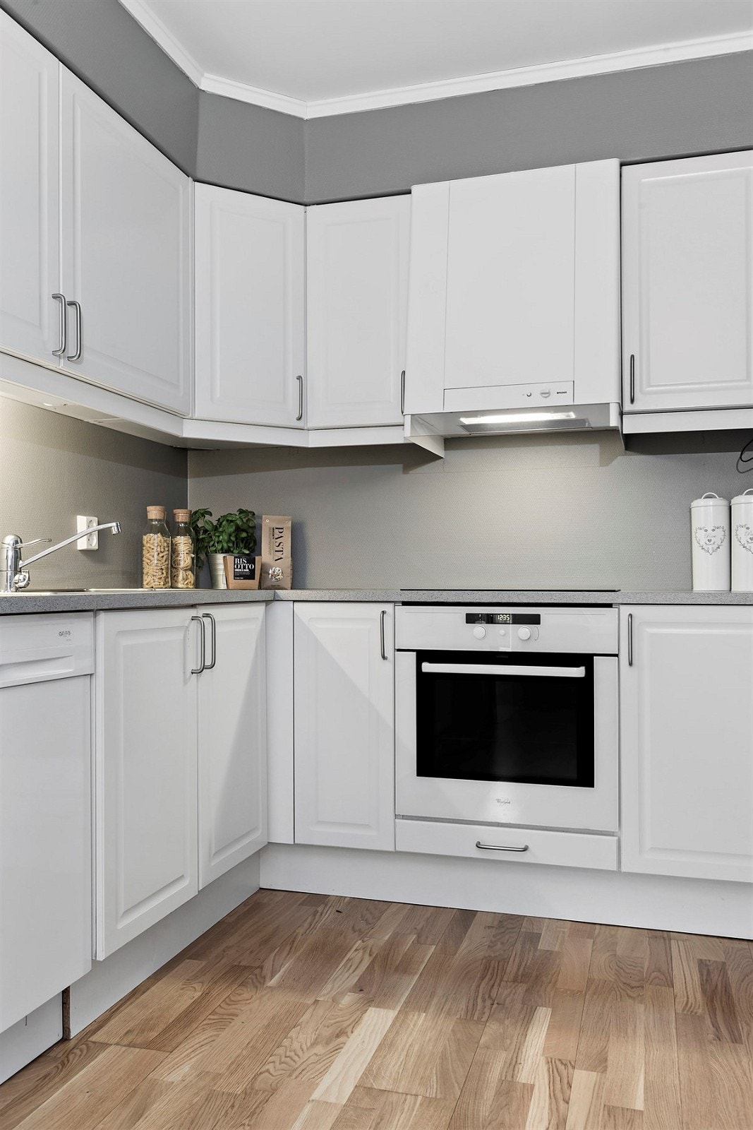 Moderne innredning og integrert platetopp og stekeovn. Galleribilde