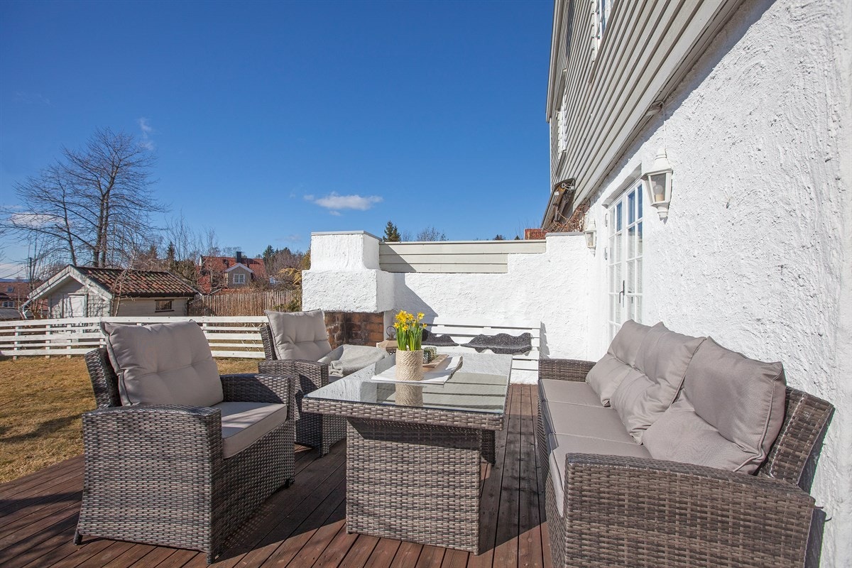 Markterrasse med utegrill, plassbygget benk og god plass til sittegruppe Galleribilde