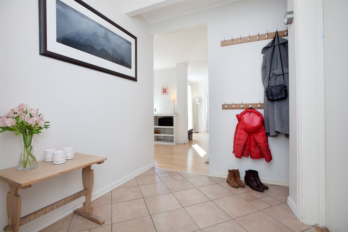 Flislagt gang med varmekabler. God plass til yttertøy og sko Galleribilde