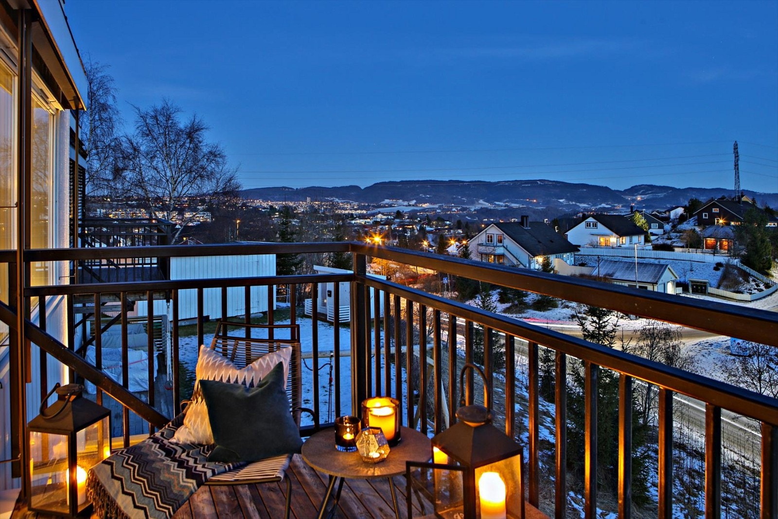 Terrasse med utgang fra stuen. Galleribilde