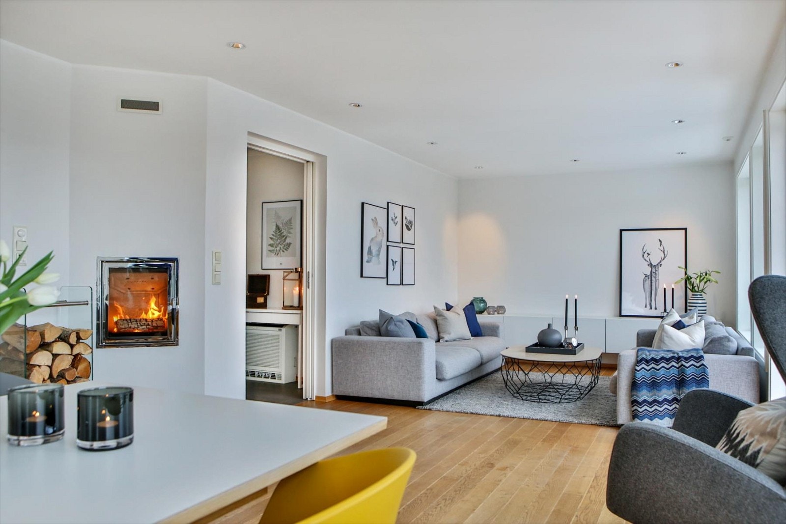 Stuen bærer som resten av huset preg av kostbare materialvalg. Det er spotlights i tak og elektronisk solskjerming på alle vinduer som vender mot sør og øst. Galleribilde