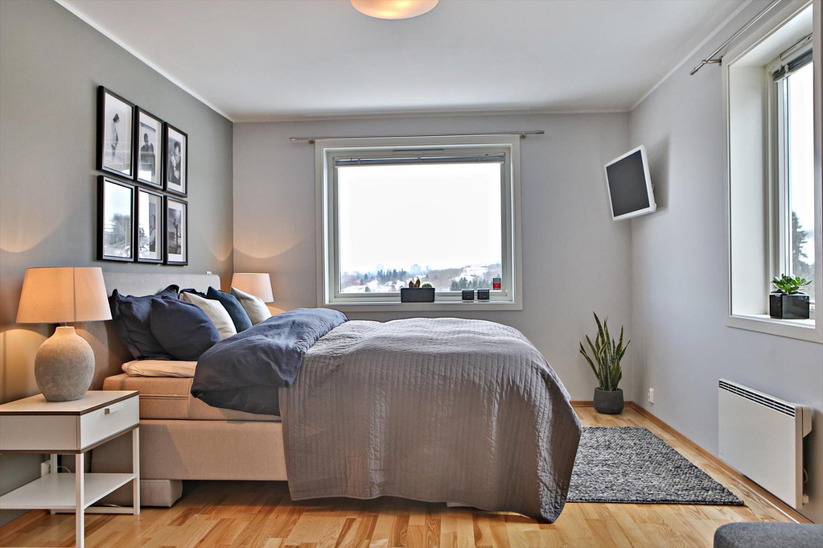 Boligens hovedsoverom er på 16 kvm med tilhørende walk-in-closet på 5 kvm. Rommet er svært innbydende og har vinduer som vender ut mot rolige omgivelser. Galleribilde