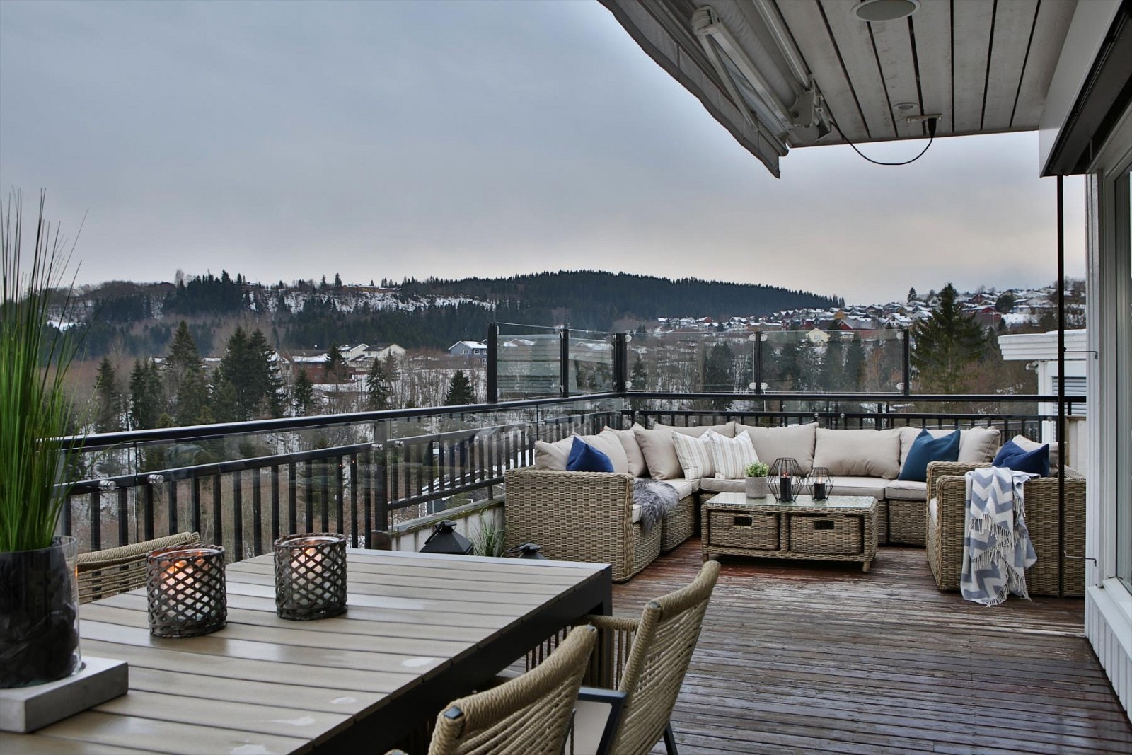 Takterrassen er på 43 kvm og har ypperlige solforhold fra tidlig morgen til ca. kl 22.00, sommerstid. Det er opplegg for å etablere Jacuzzi på terrassen. Galleribilde
