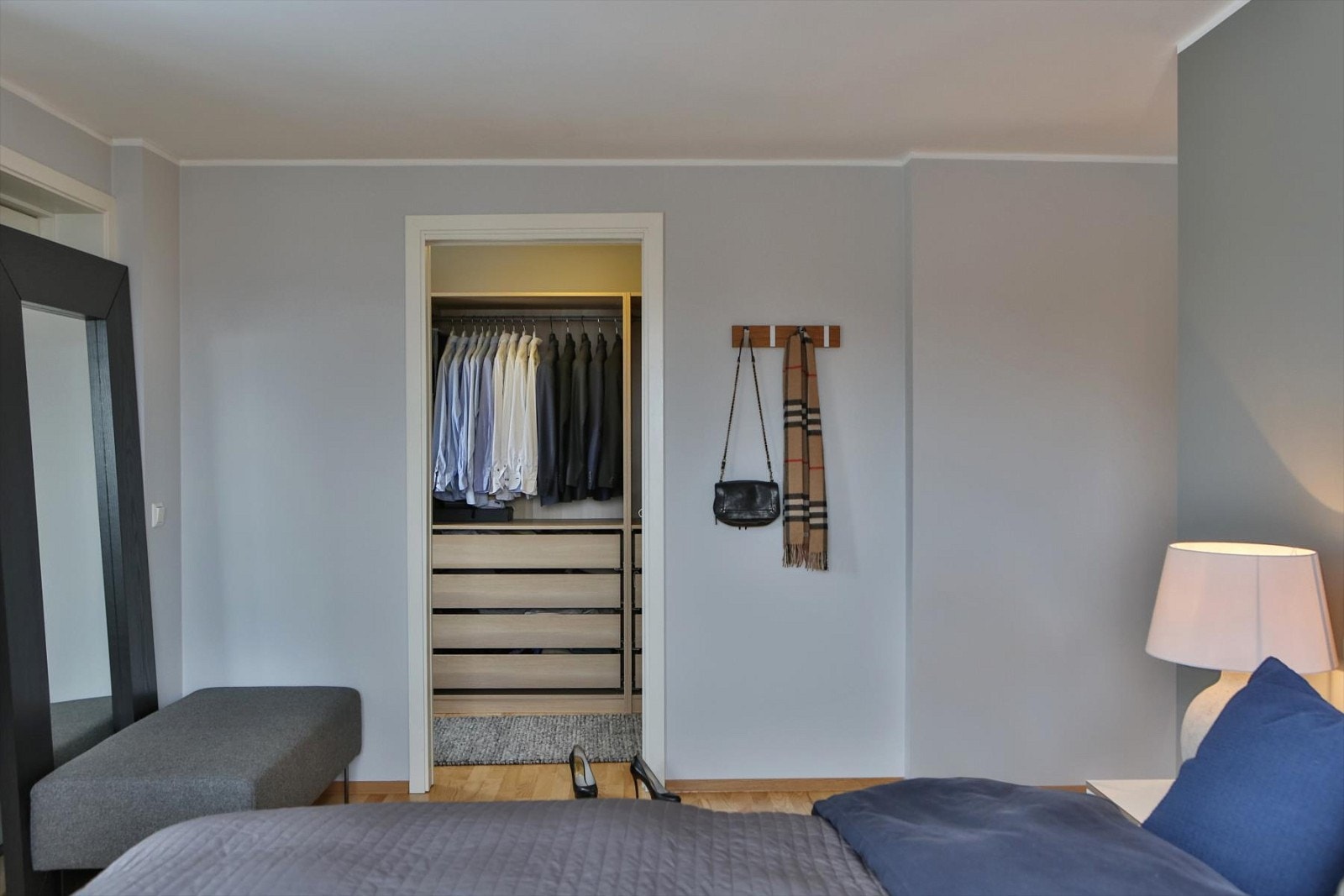 Soverommet er tilknyttet walk-in-closet med gode oppbevaringsmuligheter. Galleribilde