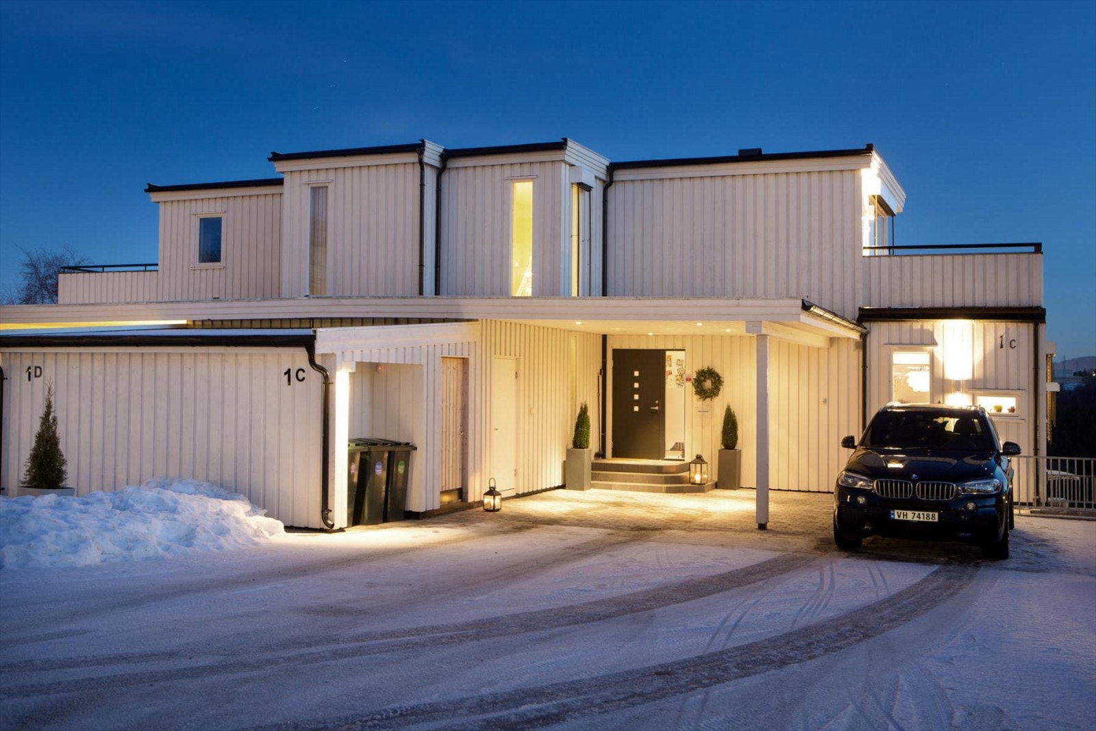 Boligen har en stor gårdsplass på ca 180 kvm med plass til flere biler. Denne ble steinlagt i 2015. Det er 2 utvendige boder. Galleribilde