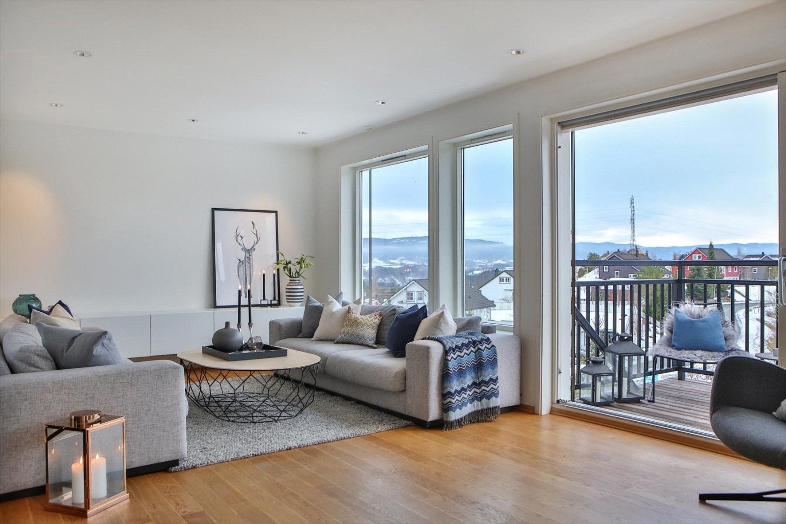 Fra stuen er det direkte utgang til terrasse med fin utsikt og gode solforhold. Galleribilde