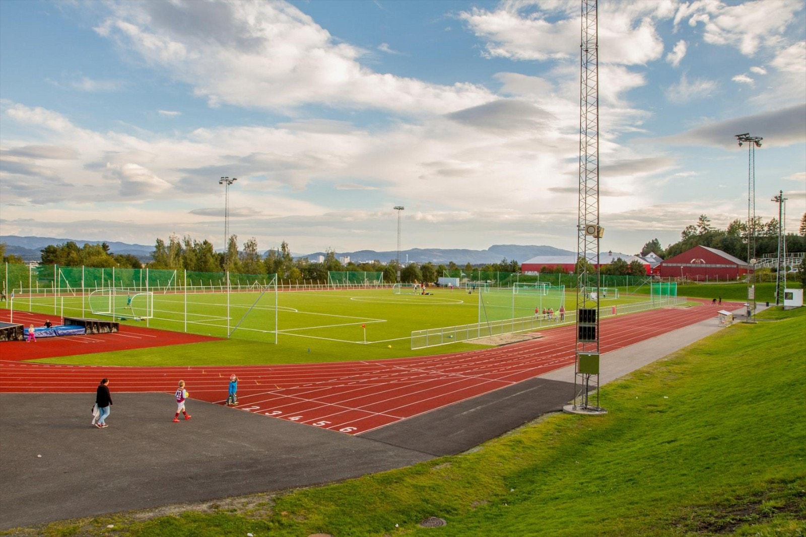 Dalgård idrettsanlegg ligger ikke langt fra boligen og gir et godt idrettstilbud innen fotball, friidrett og ishockey. Galleribilde