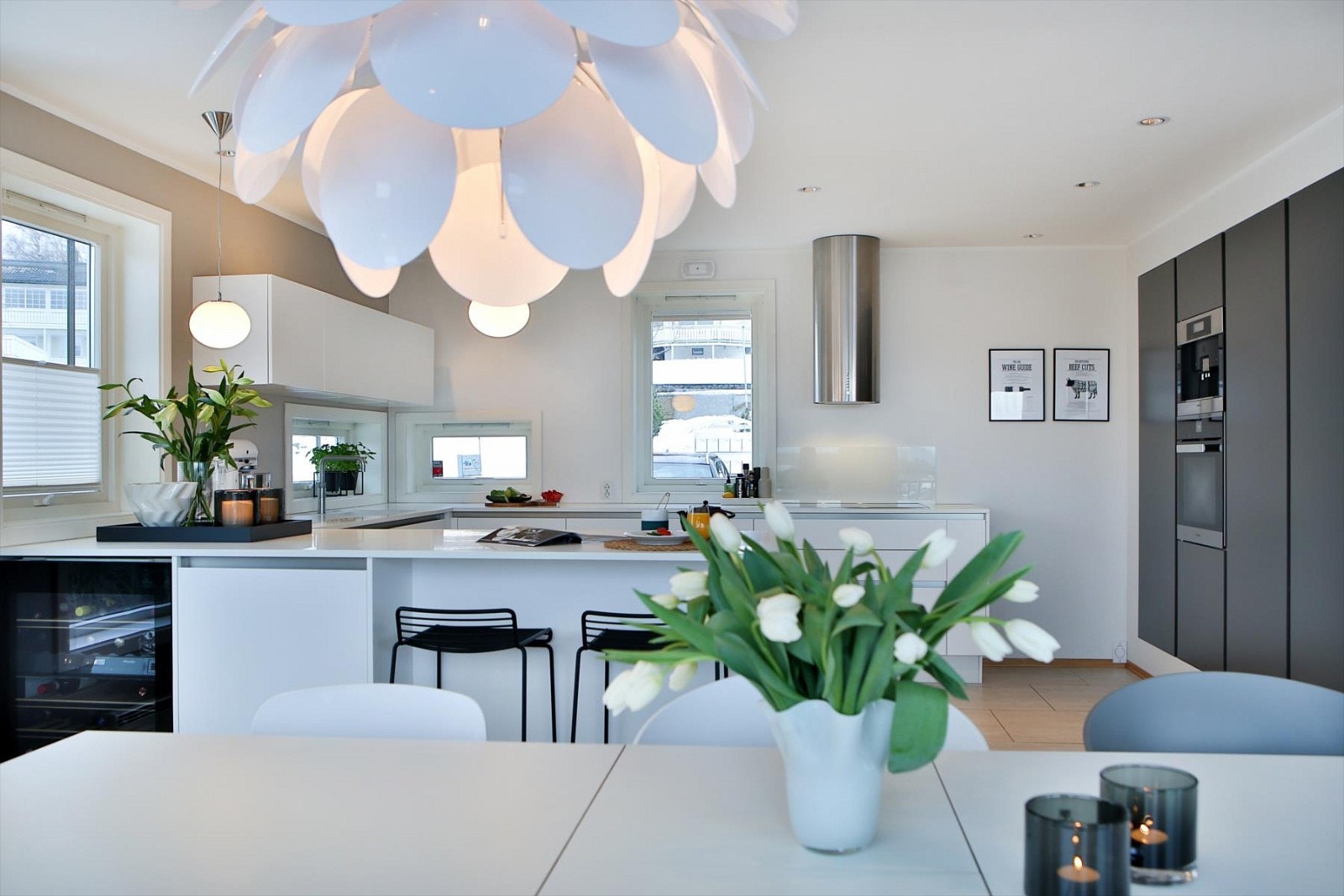 HTH kjøkken fra 2014,med integrert kjøleskap, fryseskap, oppvaskmaskin (Miele), platetopp (Miele), stekeovn (Miele), Kaffemaskin (Miele) og vinskap (Miele). Galleribilde