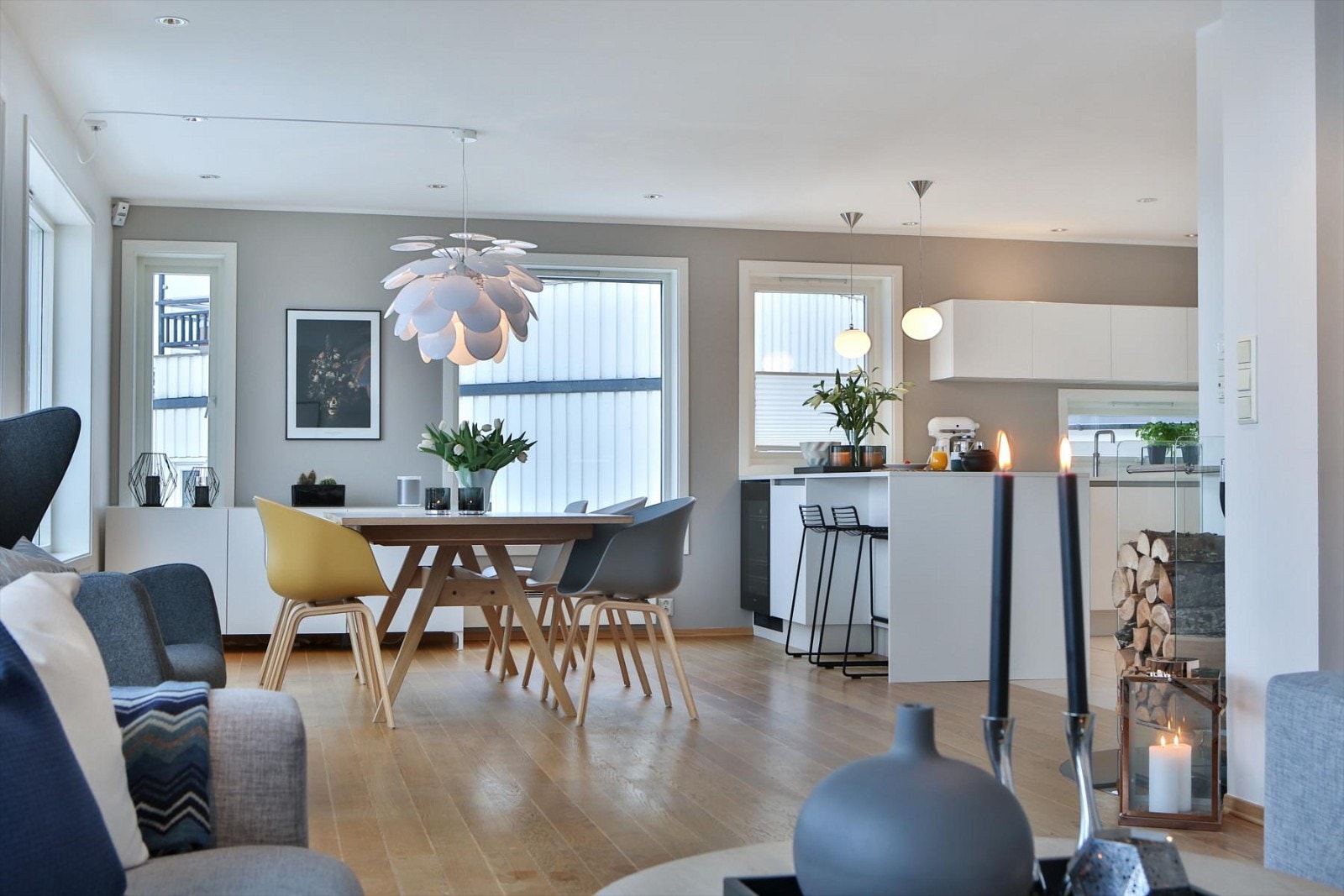 Stuens planløsning gir god plass og naturlig møblering for sofakrok og spisebord. Galleribilde