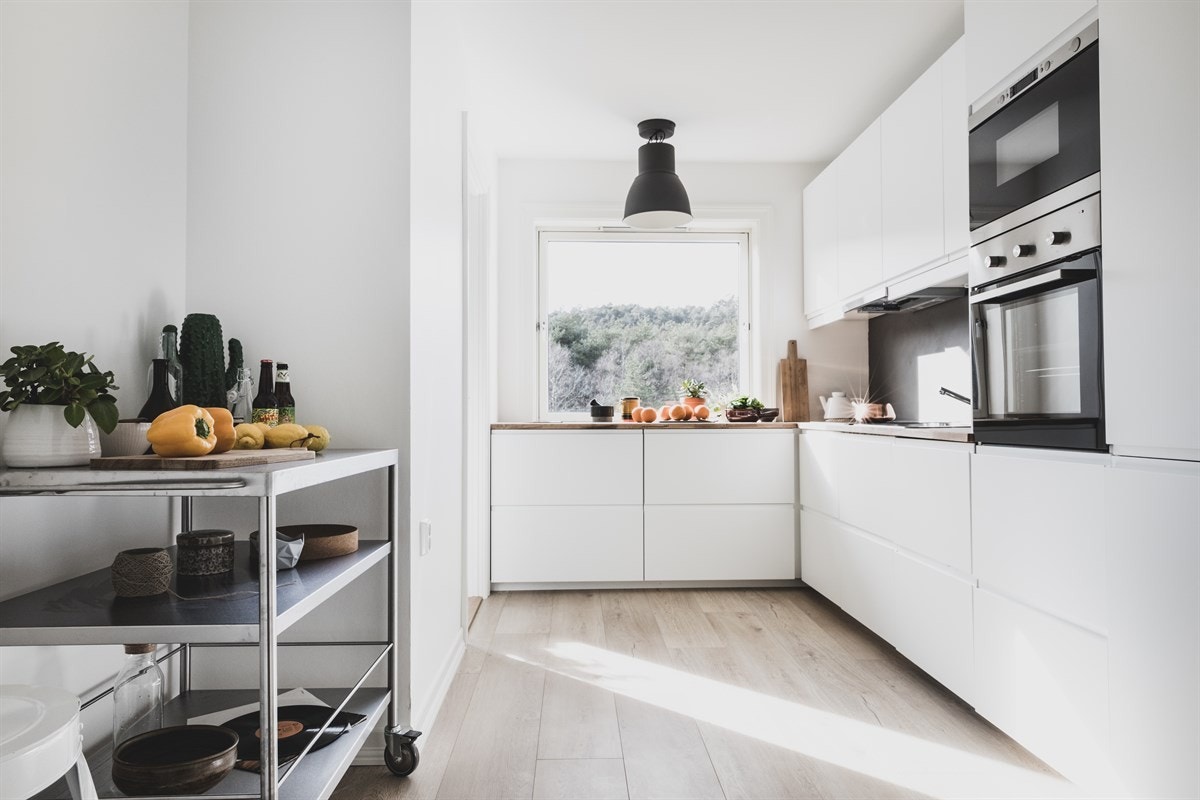 Svært romslig og flott innredning fra IKEA med mye skap- og benkeplass. Galleribilde