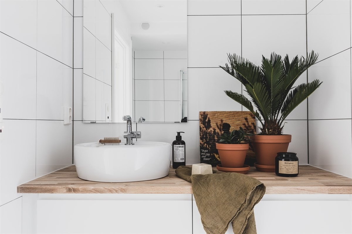 Badet er innredet med dusjhjørne med glassdører, vegghengt toalett og det finnes selvfølgelig opplegg for vaskemaskin. Galleribilde