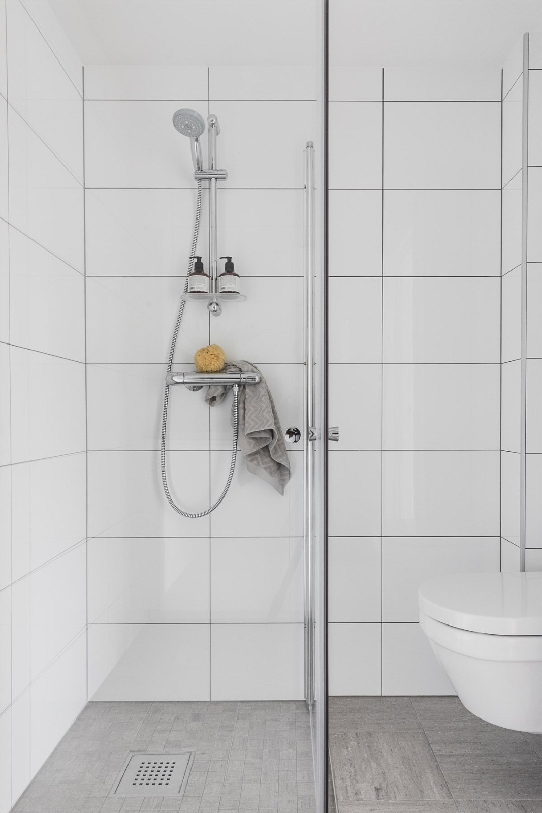 Badet er delikat oppusset med keramiske fliser på gulv og vegger samt varme i gulvet. Galleribilde