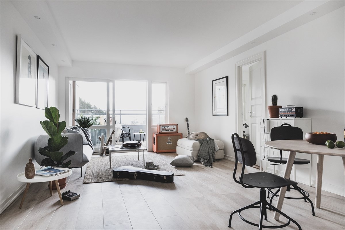 Stuen har praktisk planløsning og godt naturlig lys fra de store vindusflatene. Galleribilde