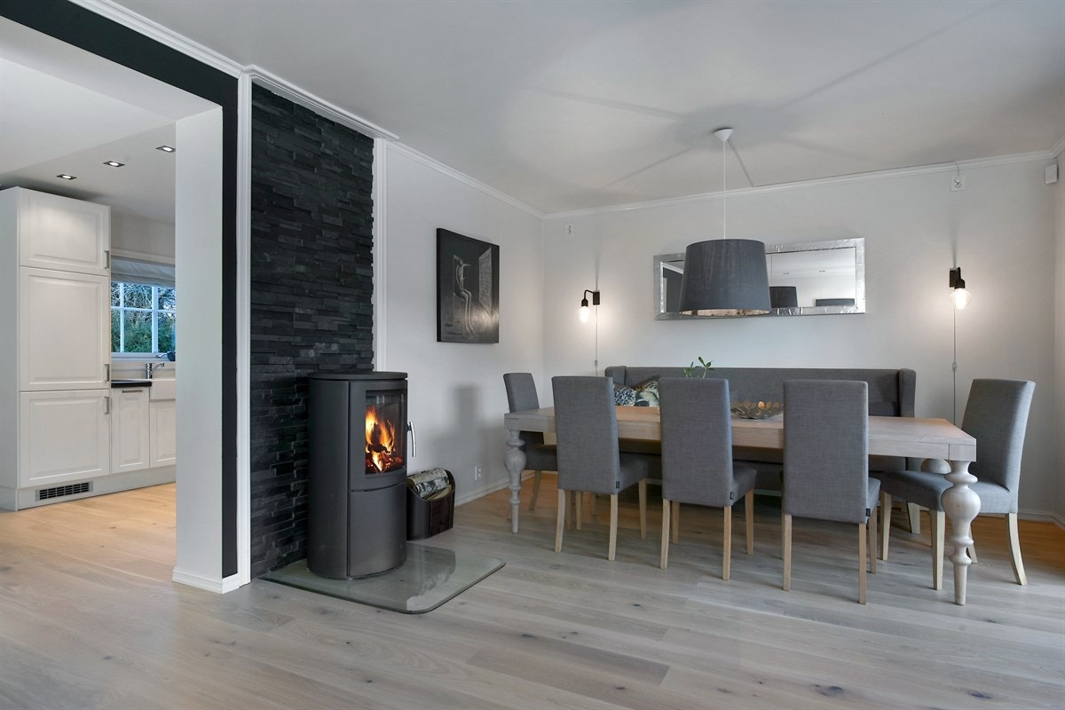 Det er god plass for spisebord i stuen. Galleribilde