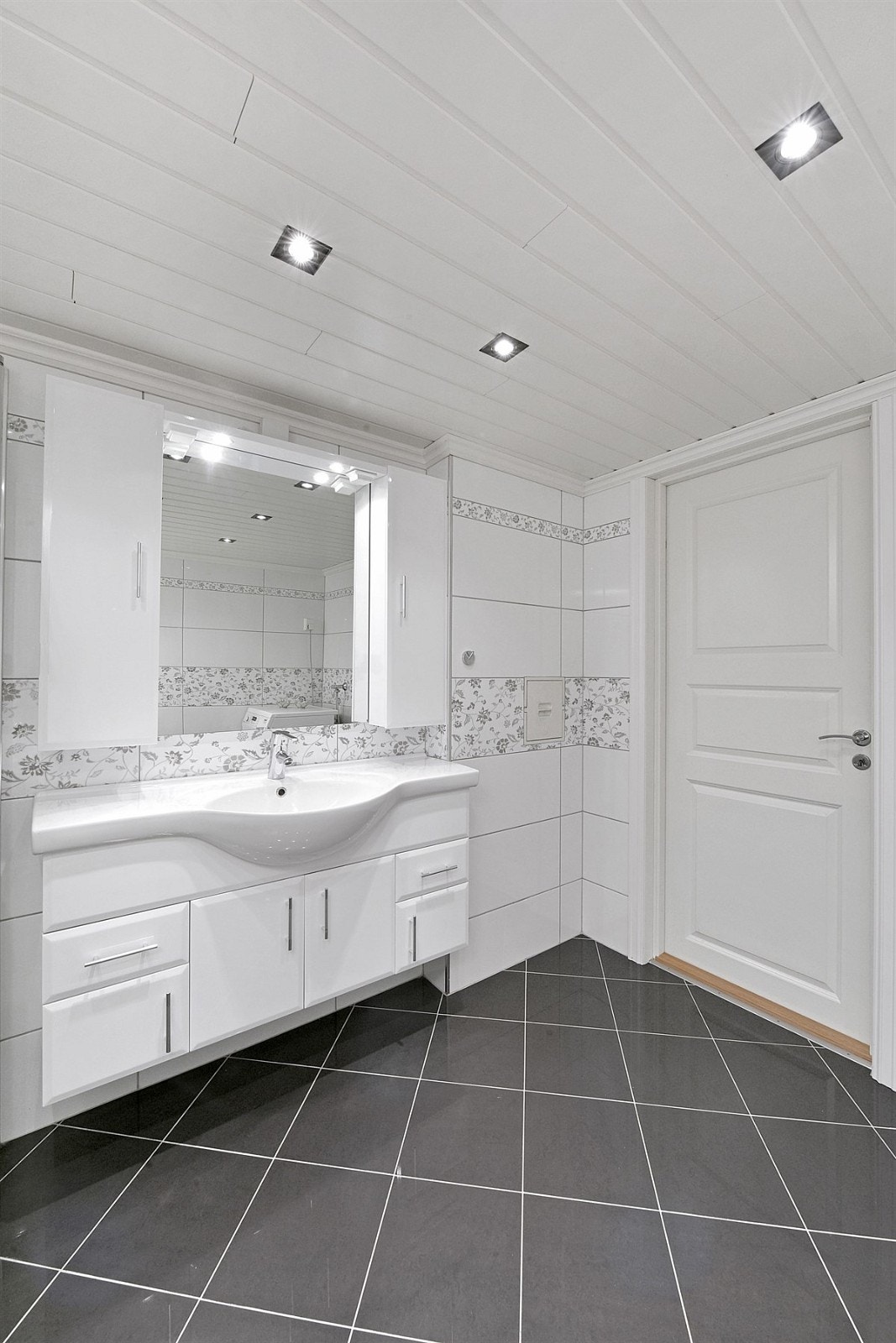 Badet har opplegg for vaskemaskin og tørketrommel. Galleribilde
