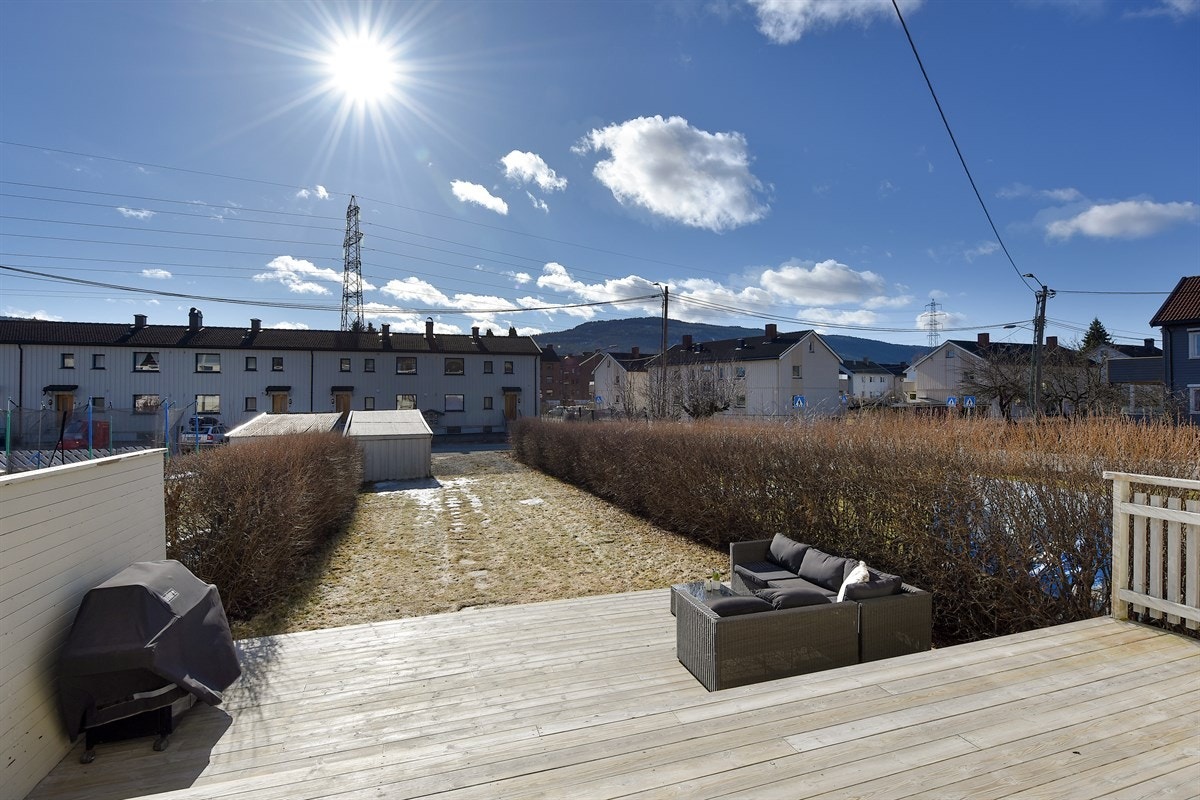 Hagen har gode plenarealer og er omkranset med hekk. Galleribilde