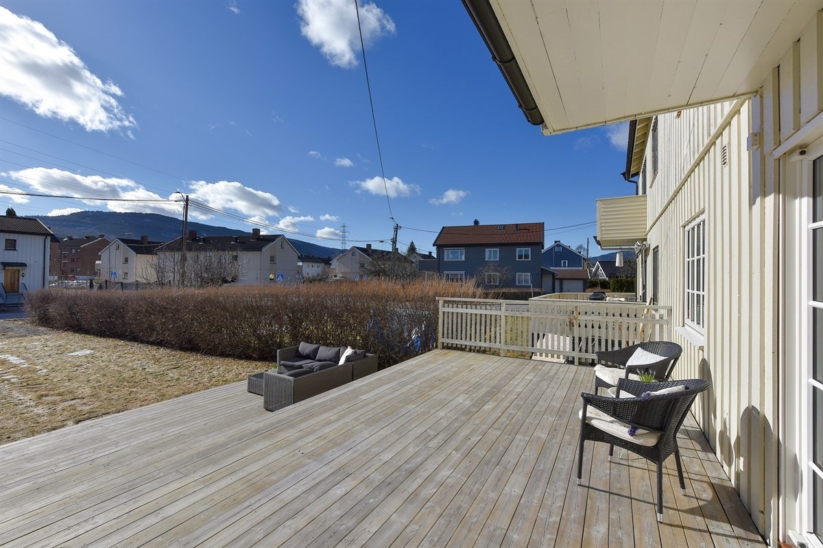 Fra stuen er det utgang til en romslig og solrik terrasse. Galleribilde