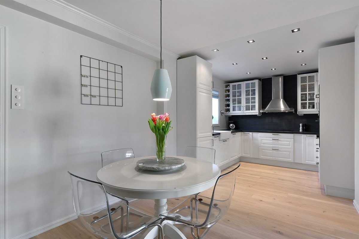 Rommet har parkett på gulv, downlights, stort vindu over kjøkkenbenken og god plass for spisebord. Galleribilde