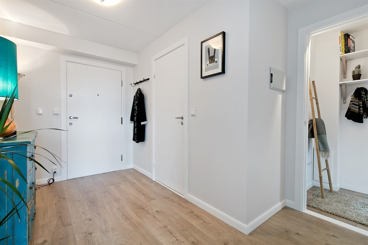 Du åpner inngangsdøren og ønskes velkommen hjem ved en lys entré. Galleribilde