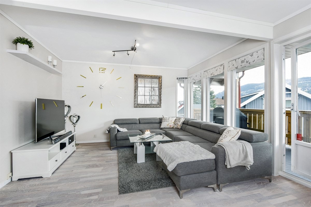 Privatmegleren ved John Granly Steen og Katrine Sunde har gleden av å presentere denne påkostet og moderne 3-roms selveierleilighet beliggende i skjermet blindvei i Mjøndalen sentrum i Nedre Eiker kommune. Galleribilde