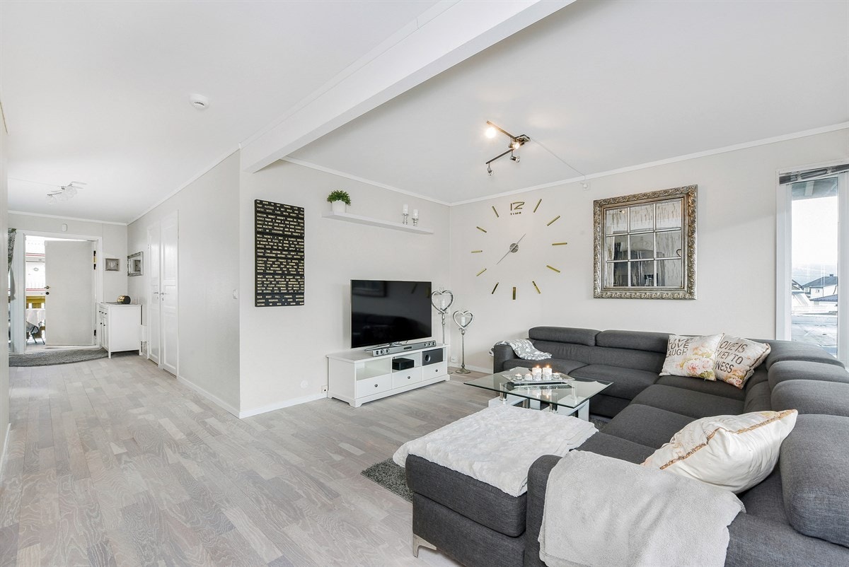 Stuen er lys og tiltalende med parkett på gulv og lysmalte vegger. Galleribilde