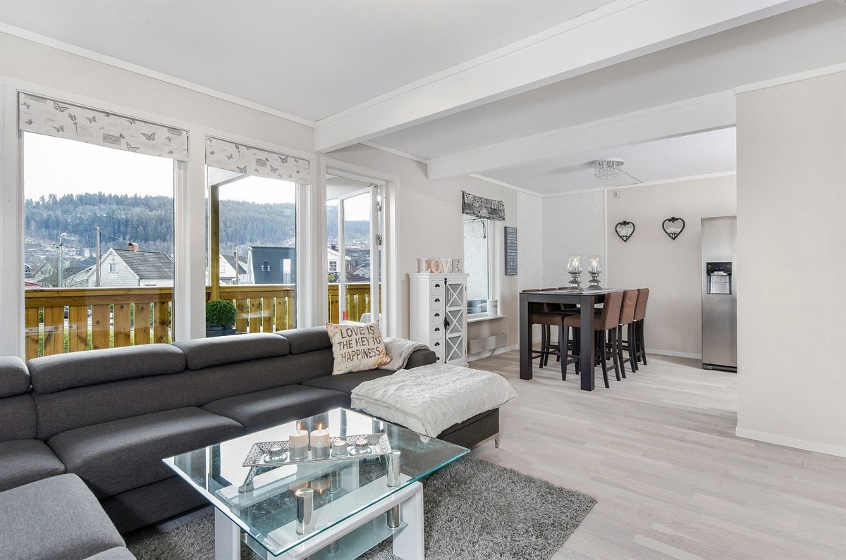 Leiligheten har en lys og tiltalende stue med en praktisk, delvis åpen løsning mot kjøkken. Galleribilde