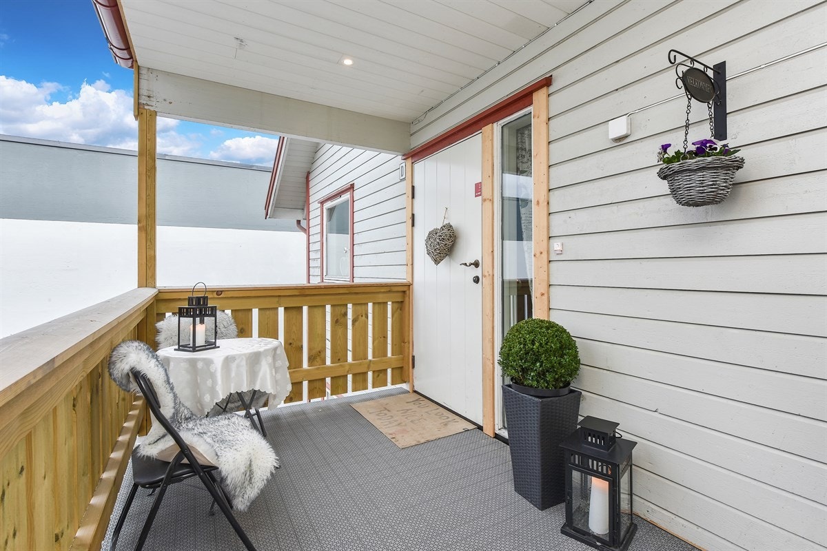 Innbydende og hyggelig inngangsparti med terrasse. Galleribilde