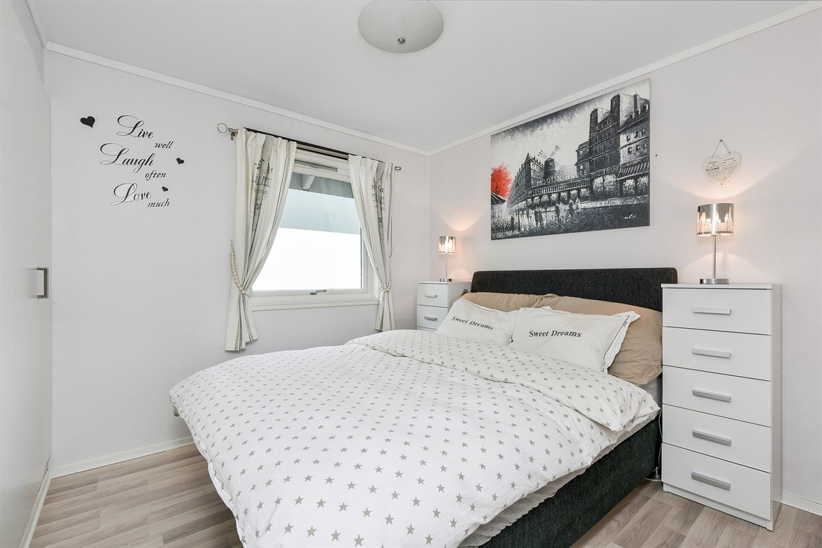 Leiligheten har to fine soverom, hvor hovedsoverommet har to garderobeskap. Galleribilde