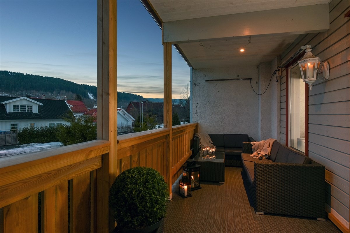 Balkongen er overbygd, har downlights i himling og god plass for flere sittegrupper. Galleribilde