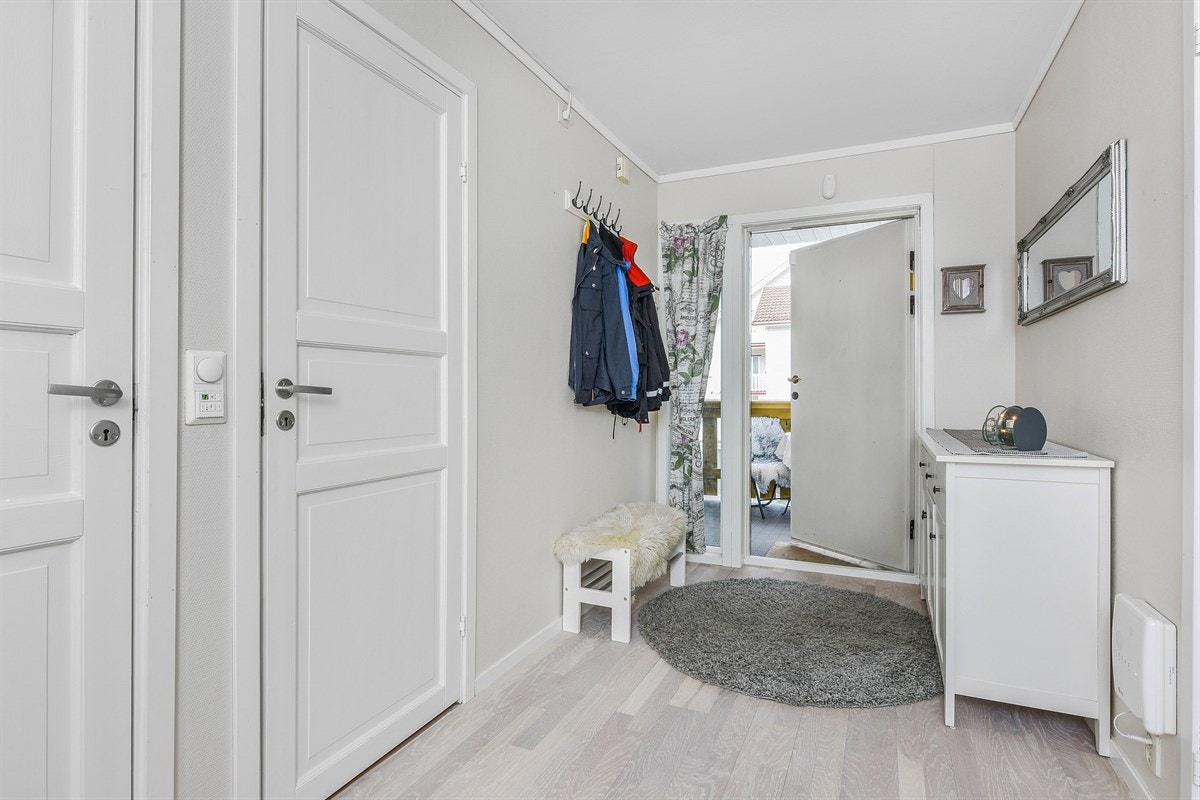 Rommet har bl.a. parkett på gulv, åpen garderobeløsning og er direkte tilknyttet innvendig lagringsbod. Galleribilde