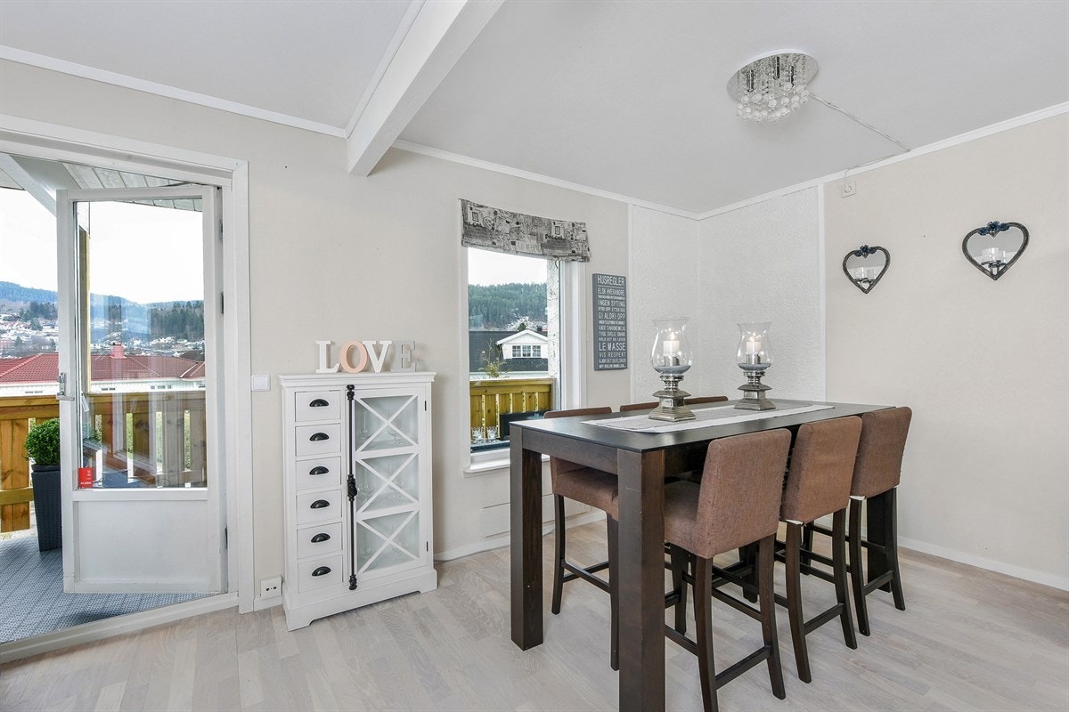 I kjøkkensonen er det en romslig spiseplass. Galleribilde