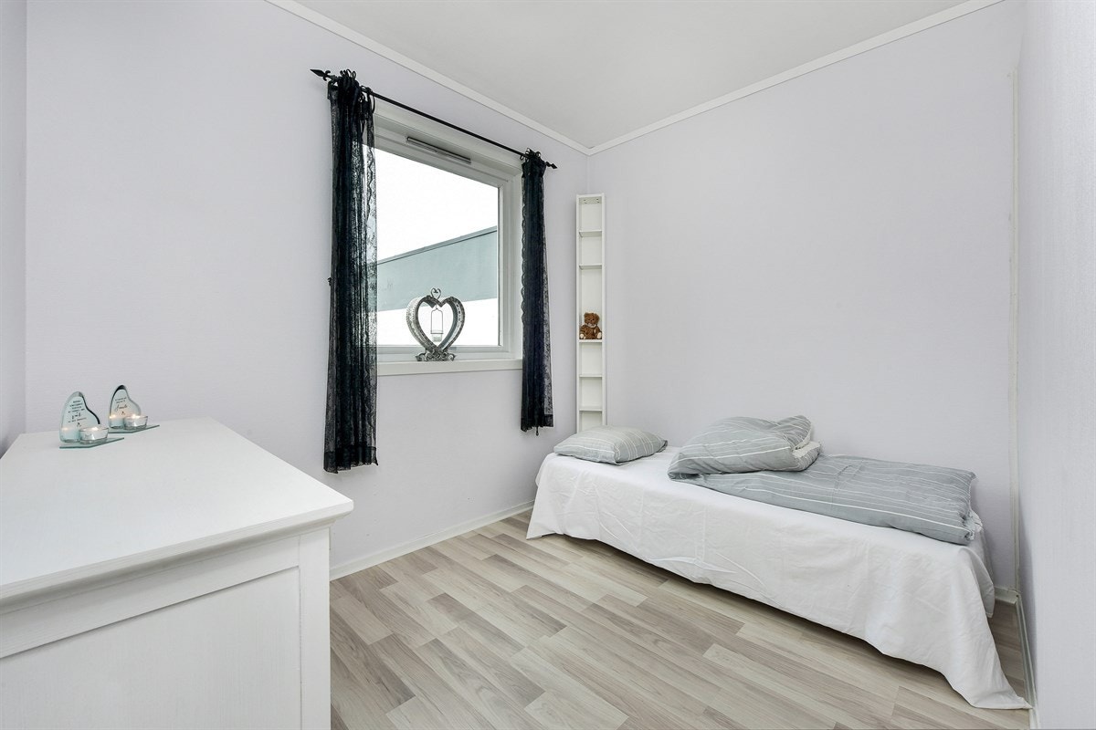 Soverom 2 med plass for garderobeløsning. Galleribilde