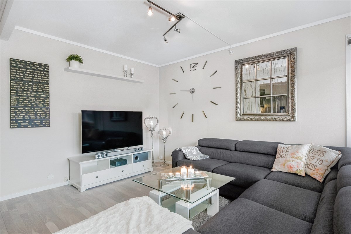 Det er god plass for tv- og sofaløsning. Galleribilde