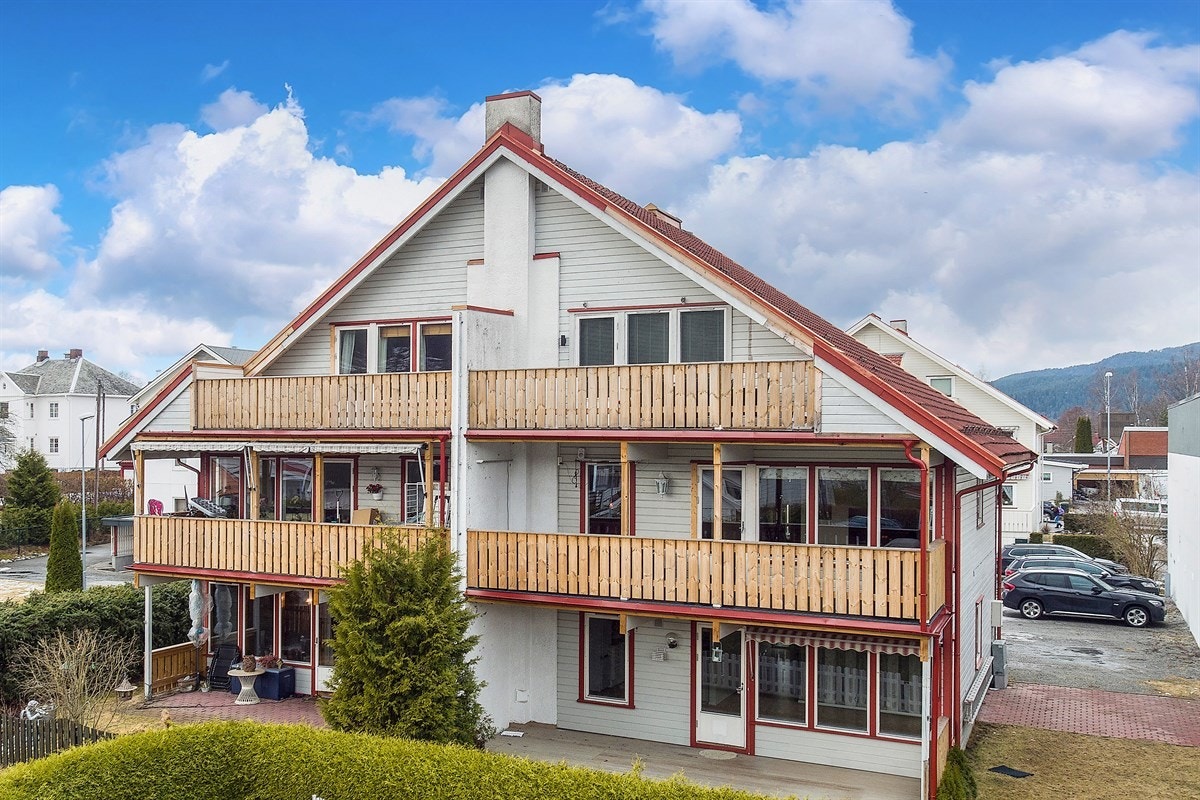 Det er parkering på reservert utendørs parkeringsplass, og felles utendørs parkeringsplass med gjesteparkering. Galleribilde