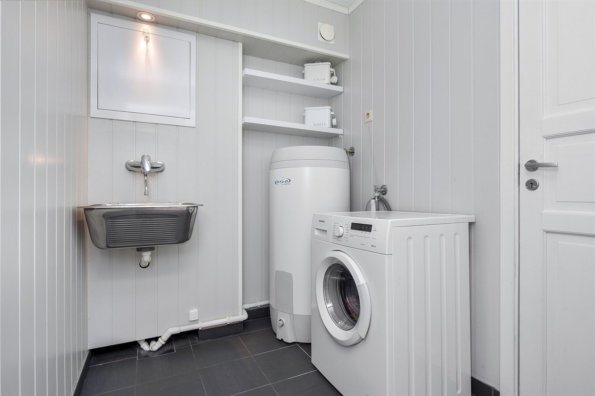 Vaskerommet er modernisert i 2013 og innehar downlights i himling, mørke fliser på gulv og lysmalt panel på vegg. Galleribilde