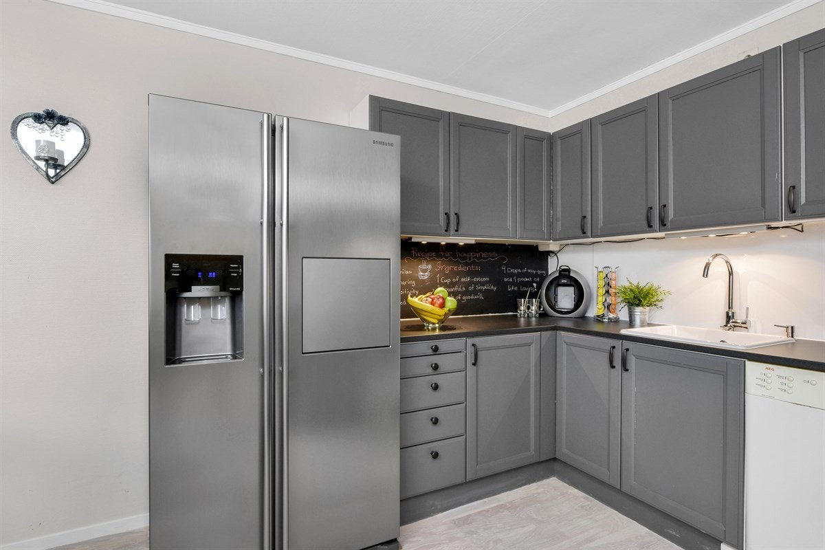 Kjøkkenet innehar tidsmessig innredning med god benke- og lagringsplass. Galleribilde